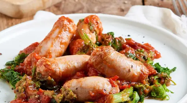 Herzhafte italienische Salsiccia mit Tomaten und Brokkoli, ein köstliches Gericht, das Lust auf mehr macht.