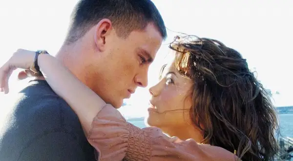 Channing Tatum i jego partnerka w romantycznym uścisku. Scena z jednego z jego filmów.