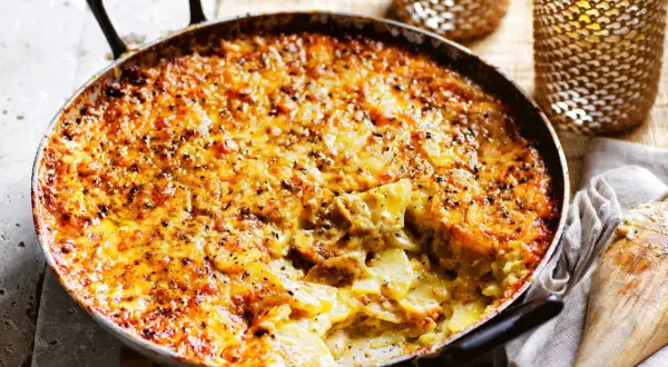 Herzhaft überbackene Kartoffeln mit Käse und Kräutern, die köstliche Verwendung von Oregano zeigt sich hier.
