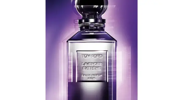 Elegancka butelka perfum Tom Ford Lavender Extreme w odcieniach fioletu.