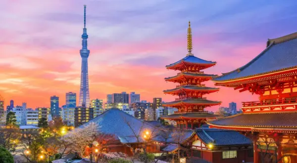 Zachód słońca nad tokio centrum. Tradycyjna pagoda i nowoczesna wieża Tokyo Skytree na tle różowego nieba.