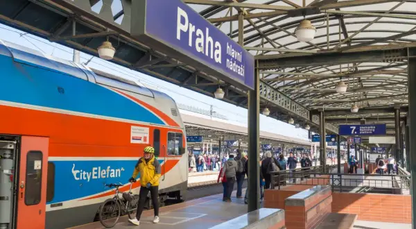 Jak dojechać do Pragi pociągiem? Sprawdź najlepsze trasy i porady