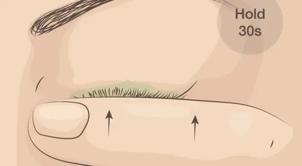 Wimpern biegen ohne Wimpernzange: Finger unter die Wimpern legen, sanft nach oben drücken und 30 Sekunden halten.