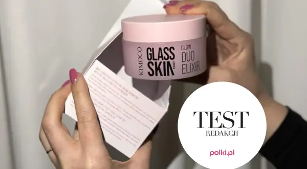 Dłonie trzymają opakowanie z kremem Kimoco Glass Skin. Efekt promiennej, "szklanej" cery w zasięgu ręki.