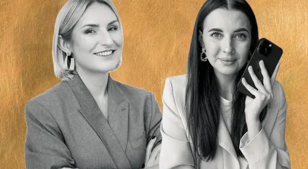 Dwie kobiety w eleganckich strojach, jedna z telefonem, zastanawiają się, jak pomnożyć 50 zł.