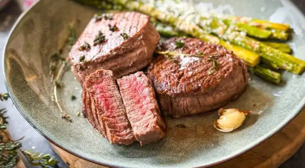Perfekt gegrilltes Filetsteak mit Spargel und Knoblauch. So gelingt das Filetsteak richtig braten.