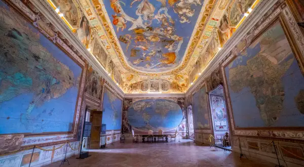 Interni del Palazzo Farnese a Caprarola: affreschi di mappe e volta celeste.
