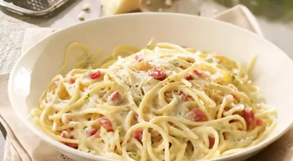 Cremige Spaghetti Carbonara mit knusprigem Speck und Parmesan. Ein Klassiker, der immer schmeckt.