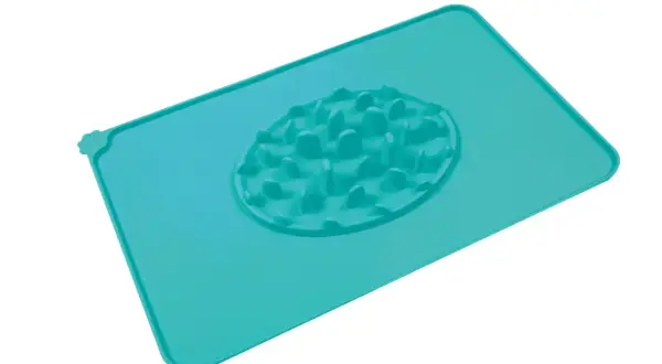 Tapis pour gamelle chien bleu turquoise, avec des reliefs pour ralentir la prise de nourriture.