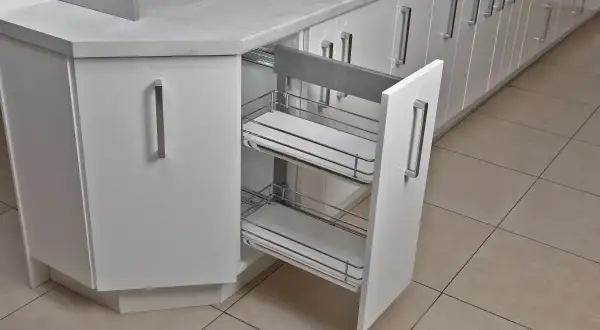 Jak wyjąć kosz cargo z szafki? Prosty poradnik DIY