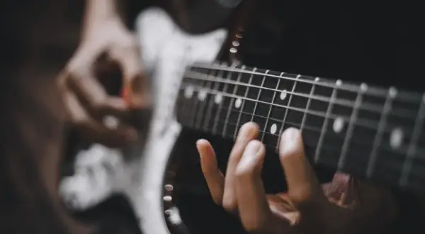 Gitara elektryczna dla początkujących: Jak wybrać i nie żałować?