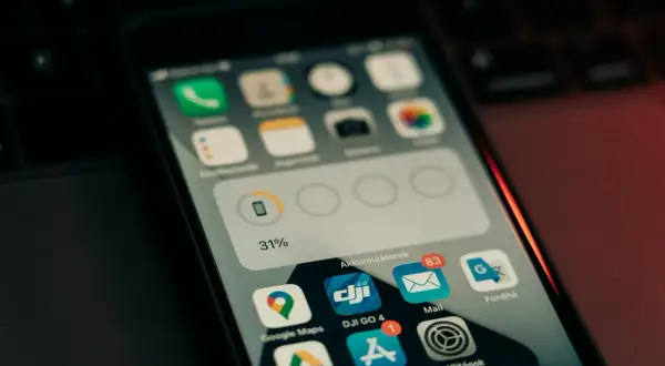 Ekran telefonu z ikonami aplikacji, w tym Google Maps i App Store. Może to być początek przygody z swift programowanie.