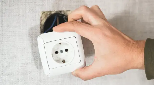 Czym różni się uziemienie od zerowania – kluczowe różnice w elektryce