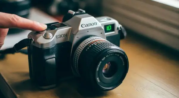 Samowyzwalacz w Canonie: sekret ostrych zdjęć i udanych grupowych