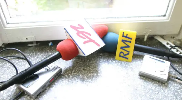 Mikrofony z logotypami RMF FM i Zet, rejestrator dźwięku i odtwarzacz MP3 na parapecie.