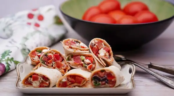 Roladki z tortilli z pomidorami i serem, przykład kuchni fusion. Co to jest? To połączenie smaków i technik kulinarnych z różnych stron świata.