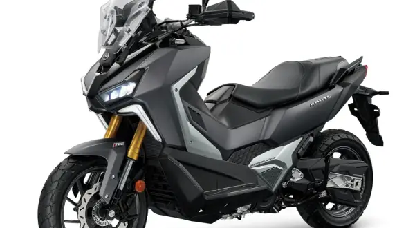 Scooter todo terreno gris oscuro con detalles plateados, asiento negro y parabrisas alto. ¡Listo para la aventura!