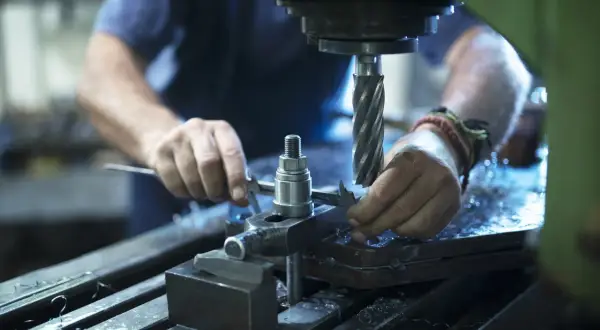 Precyzyjne ustawianie detalu przy użyciu narzędzi pomiarowych CNC.