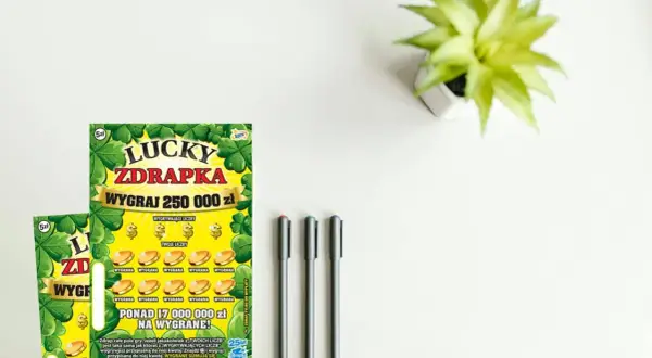 Dwie zdrapki "Lucky ZD RAPKA" po 5 zł leżą obok siebie. Czy w paczce po 5 zł jest więcej zdrapek?