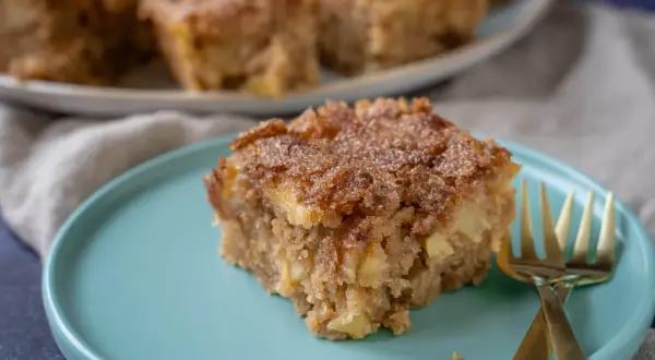 Ein Stück saftiger Apfelkuchen mit Zimtstreuseln, perfekt für ein gemütliches apfelkuchen rezept.