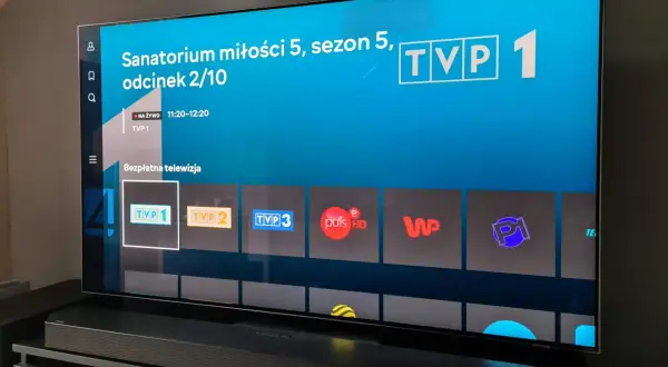 Oglądasz "Sanatorium miłości" na TVP 1. Bezpłatna telewizja naprawdę działa, pokazując różne kanały.