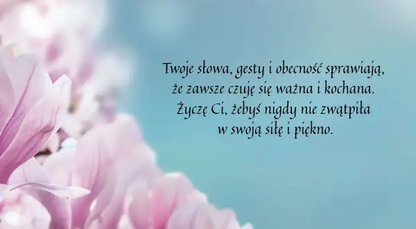 Delikatne, różowe kwiaty magnolii na błękitnym tle. Tekst: "Twoje słowa, gesty i obecność sprawiają, że zawsze czuję się ważna i kochana. Życzę Ci, żebyś nigdy nie zwątpiła w swoją siłę i piękno." Wszystkiego najlepszego z okazji Dnia Mamy!