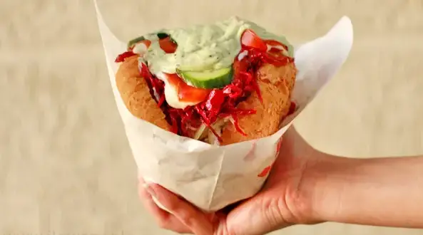 Ile waży burger? Sieciówki, rzemieślnicze, domowe i ich kalorie
