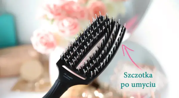 Czarna szczotka do włosów po umyciu, z różową strzałką i napisem "Szczotka po umyciu".