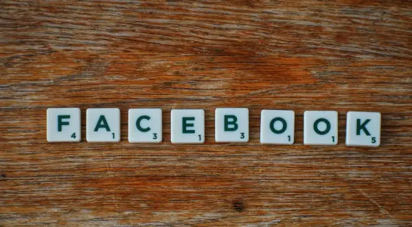 Litery z gry Scrabble układają napis FACEBOOK. Zastanawiasz się, jak sprawdzić czy ktoś nas zablokował na FB?