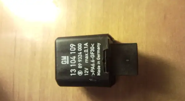 Przekaźnik GM 13104109, 12V, 0.1A. Może być związany z błędem DTC P0070 Opel.