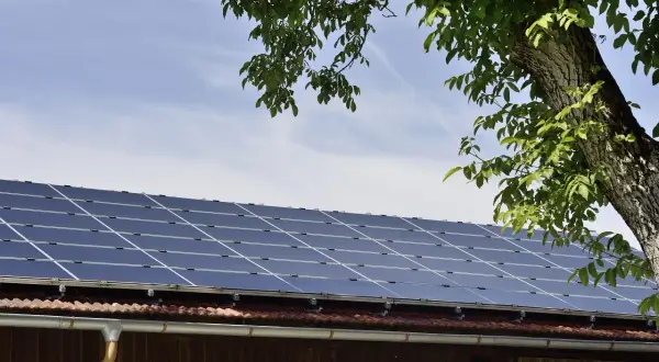 Dach mit Photovoltaik-Modulen, ideal für den Wechsel als Kleinunternehmer. Ein Musterschreiben zur Photovoltaik-Anlage könnte hier bald beantragt werden.