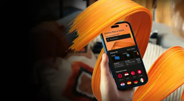 Dłoń trzyma smartfon z aplikacją do wyboru pakietów GB na **orange flex roaming**. Widoczne kraje popularne i strefy UE.