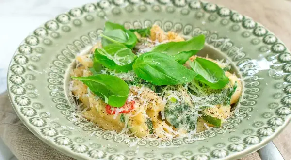 Krämig zucchini pasta med färsk basilika och parmesanost. En härlig och lätt sommarrätt.