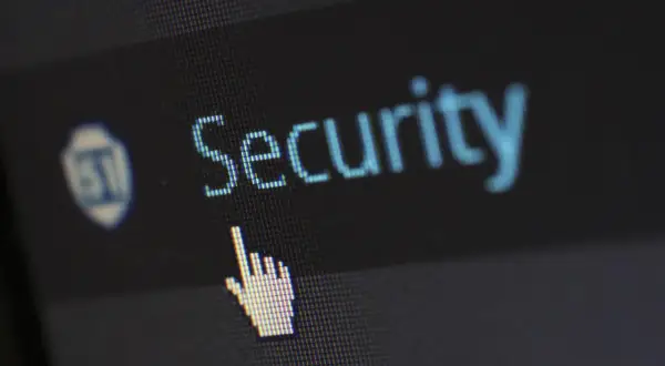 Kursor myszy wskazuje na opcję "Security" na ekranie, sugerując dostęp do ustawień programu antywirusowego.