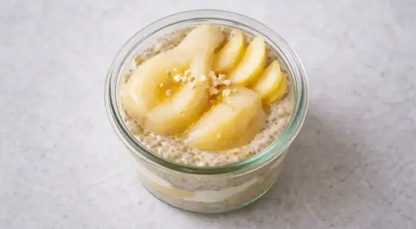 Chiapudding recept med päron och nötter i glasburk. En hälsosam frukost eller mellanmål.