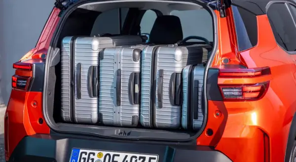 Maletero del Opel Frontera cargado con varias maletas plateadas. ¡Perfecto para viajes largos!