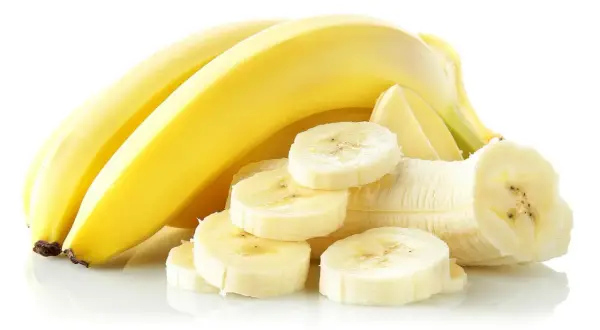 Kilka żółtych bananów, jeden obrany i pokrojony w plasterki, idealny na zatrucie pokarmowe.