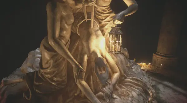 Mroczna rzeźba z latarnią i świecami, przypominająca scenę z Resident Evil Village poradnik.