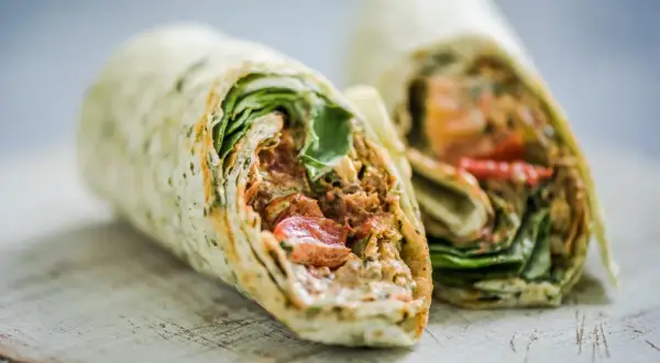 Pyszna tortilla z kurczakiem, świeżymi warzywami i kremowym sosem, idealna na szybki lunch.