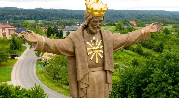 Pomnik Jezusa Chrystusa Króla z koroną i Sercem, jakby wzywał do modlitwy litania do Serca Pan Jezusa.