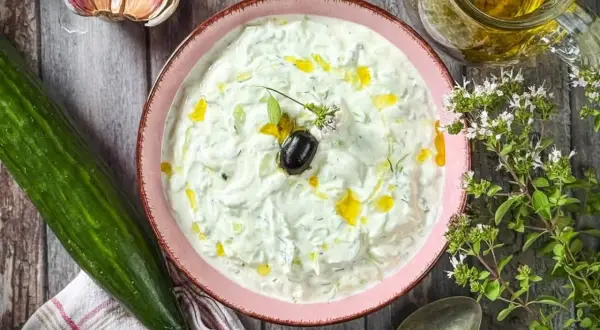 Cremiger Tzatziki mit Gurke, Knoblauch und Olivenöl. Ein einfaches Tzatziki Rezept für den perfekten Dip.