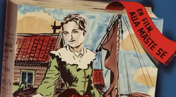 En film om Emilie Flygare-Carléns liv. En ung kvinna i grön klänning står framför ett hus och en båt.