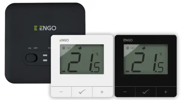 Nowoczesne sterowniki do ogrzewania podłogowego ENGO. Biały i czarny termostat pokazują 21.5°C.