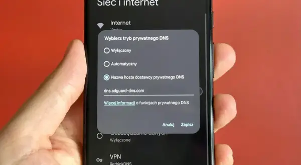 Konfiguracja prywatnego DNS na telefonie z adblockiem. Ustawienie dns.adguard-dns.com blokuje reklamy.