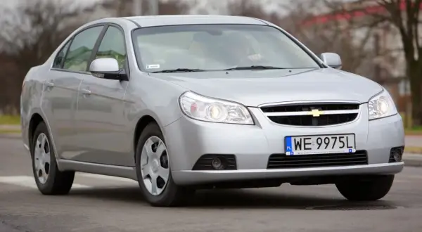 Srebrny Chevrolet Epica 2007 z polskimi tablicami WE 9975L jedzie po drodze.