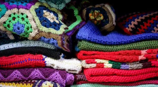 Tessuti colorati all'uncinetto, un'esplosione di creatività con uncinetto idee originali. Coperte e cuscini in pile di lana.