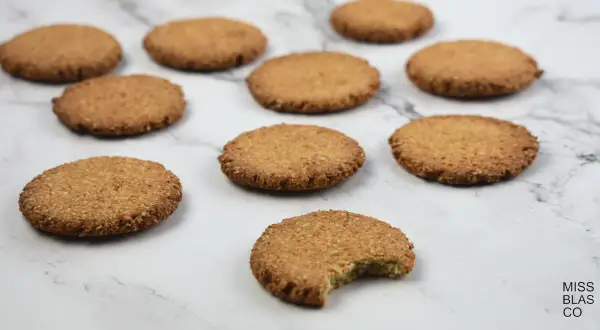 Deliciosas galletas con copos de avena, una mordida revela su textura crujiente.