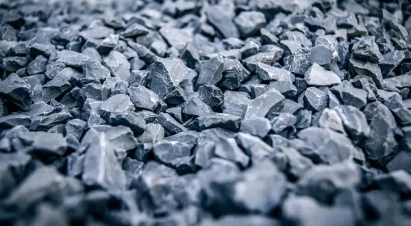 Głazowisko szarego żwiru, idealnego do budowy betonu. Zastanawiasz się, ile żwiru na kubik betonu? Oto odpowiedź w naturze.
