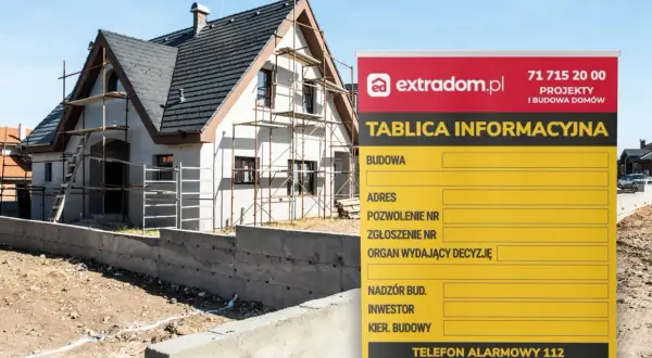Tablica informacyjna budowy domu w trakcie budowy, z polami do wypełnienia: adres, pozwolenie, nadzór.