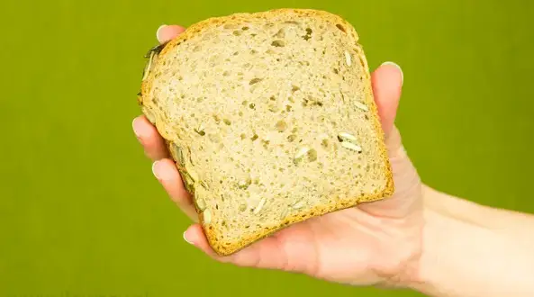 Ile kcal ma chleb razowy? Sprawdź wartości i wybierz zdrowo!